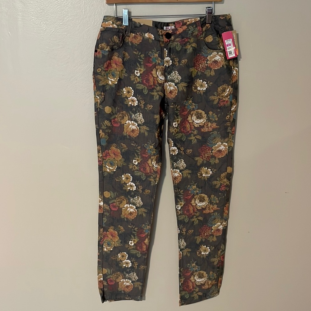 NWT Xhilaration Floral Pant. Size 13